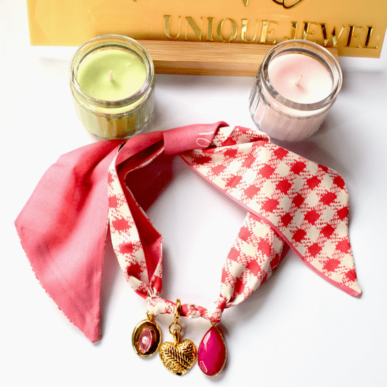 Χειροποίητο κολιέ - Ροζ μαντήλι με charms Σχέδιο 1