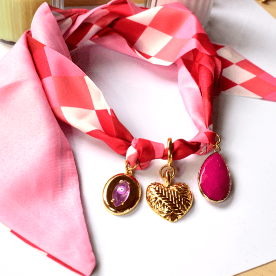 Χειροποίητο κολιέ - Ροζ μαντήλι με charms Σχέδιο 3